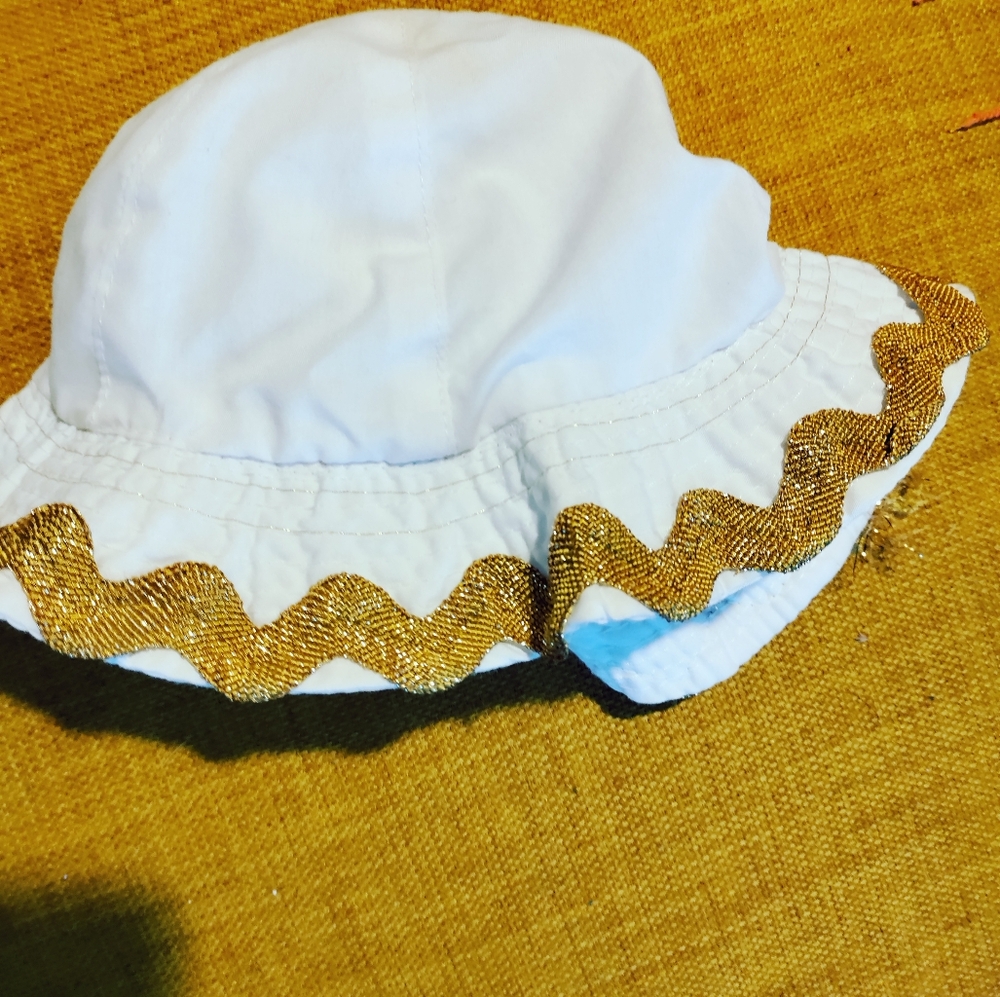 SOLD Vintage 90s White Baby Swimsuit and Hat Set with Gold Anchor - Picture 4 of 7